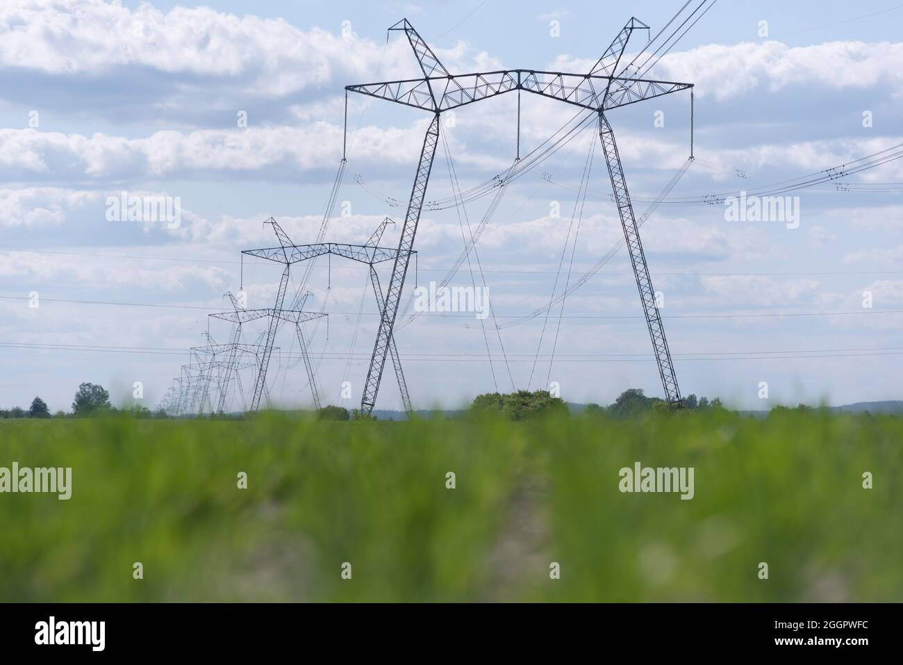 Ein Blick auf Stromleitungen, elektrische Kraftübertragungen in einem Feld in der Westukraine.Premierminister der Ukraine, Denis Shmygal, kündigte an, dass ab dem 1. Oktober, Die Stromkosten für 80 % der Bevölkerung werden sinken, nachdem das Ministerkabinett eine Resolution verabschiedet hat, die den Stromtarif auf 1.44 UAH pro Kilowatt/Stunde reduziert, wenn die Haushalte weniger als 250 Kilowatt/Stunden pro Monat verbrauchen. Gleichzeitig, wenn der Haushalt mehr als diese Norm verbraucht, dann muss der gesamte verbrauchte Strom zum vollen Preis bezahlt werden - UAH 1.68 pro kWh. (Foto von Mykola Tys/SOPA Images/Sipa USA) Stockfoto