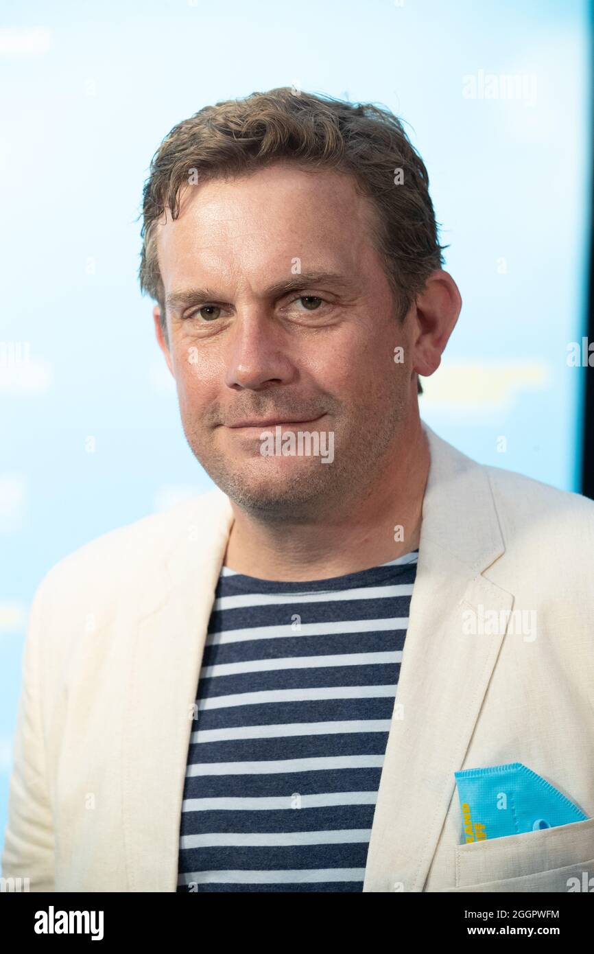 Sebastian Bezzel bei der Premiere des Kinofilms Beckenrand Sherifff am 1. September 2021 im Münchner Arri Kino. * Sebastian Bezzel bei der Premiere des Films Beckenrand Sheriff ( Pool Edge Sheriff ) am 1. September 2021 im Arri-Kino in München. (Foto: Alexander Pohl/Sipa USA) Quelle: SIPA USA/Alamy Live News Stockfoto