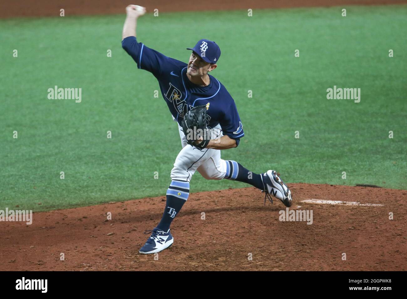 St. Petersburg, Florida. USA; der Tampa Bay Rays Relief Pitcher David Robertson (30) liefert während eines Baseballspiels der Major League gegen die Boston ein Spielfeld Stockfoto