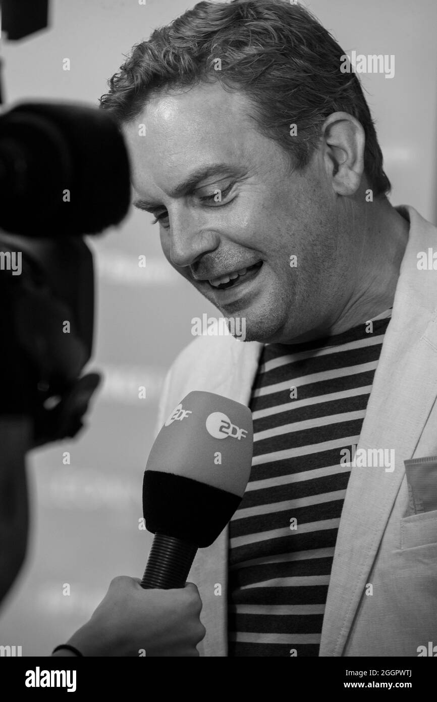 Sebastian Bezzel bei der Premiere des Kinofilms Beckenrand Sherifff am 1. September 2021 im Münchner Arri Kino. * Sebastian Bezzel bei der Premiere des Films Beckenrand Sheriff ( Pool Edge Sheriff ) am 1. September 2021 im Arri-Kino in München. (Foto: Alexander Pohl/Sipa USA) Quelle: SIPA USA/Alamy Live News Stockfoto