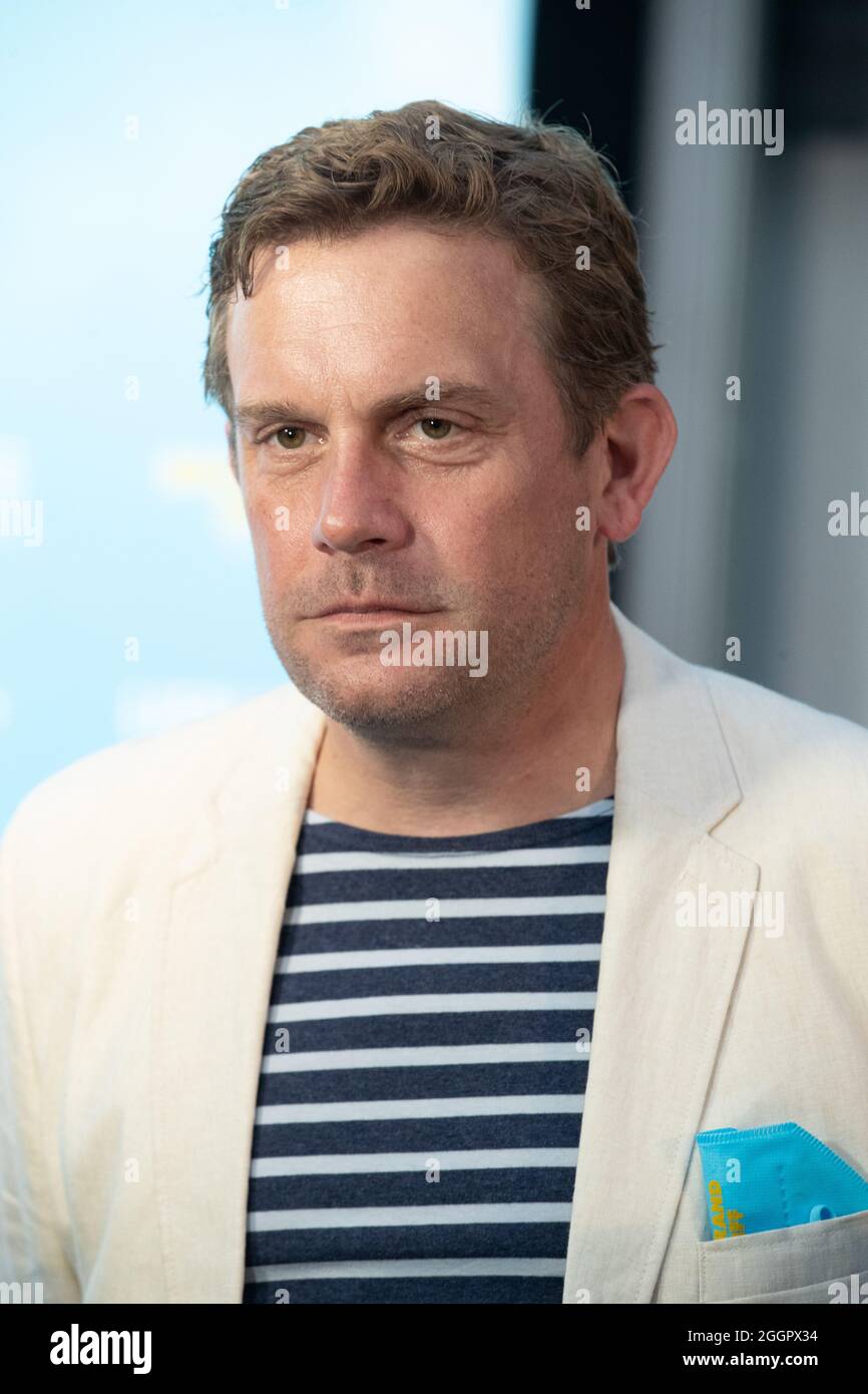 Sebastian Bezzel bei der Premiere des Kinofilms Beckenrand Sherifff am 1. September 2021 im Münchner Arri Kino. * Sebastian Bezzel bei der Premiere des Films Beckenrand Sheriff ( Pool Edge Sheriff ) am 1. September 2021 im Arri-Kino in München. (Foto: Alexander Pohl/Sipa USA) Quelle: SIPA USA/Alamy Live News Stockfoto