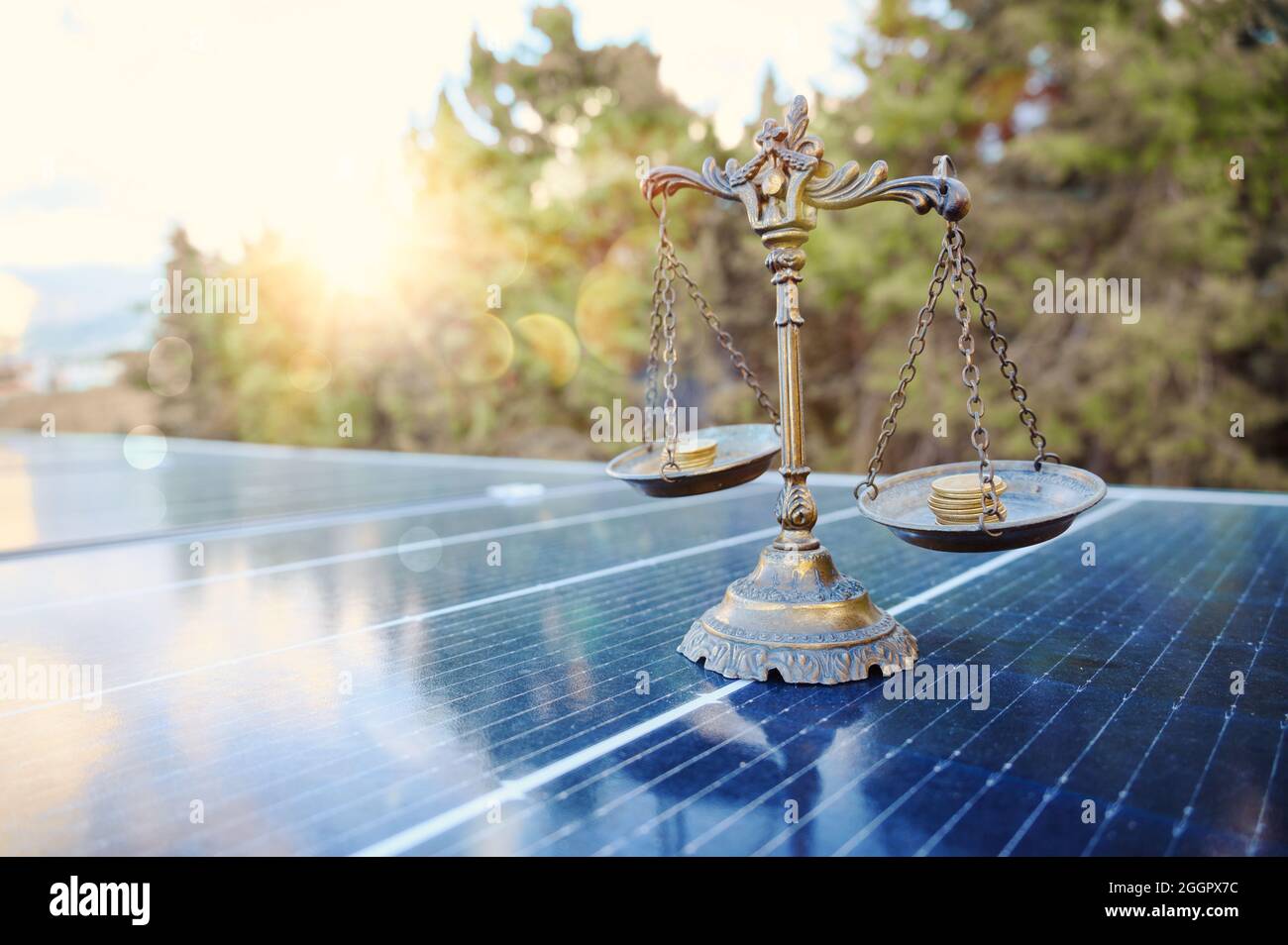Geld gesparten durch den Einsatz von Energie mit Solarpanel Stockfoto