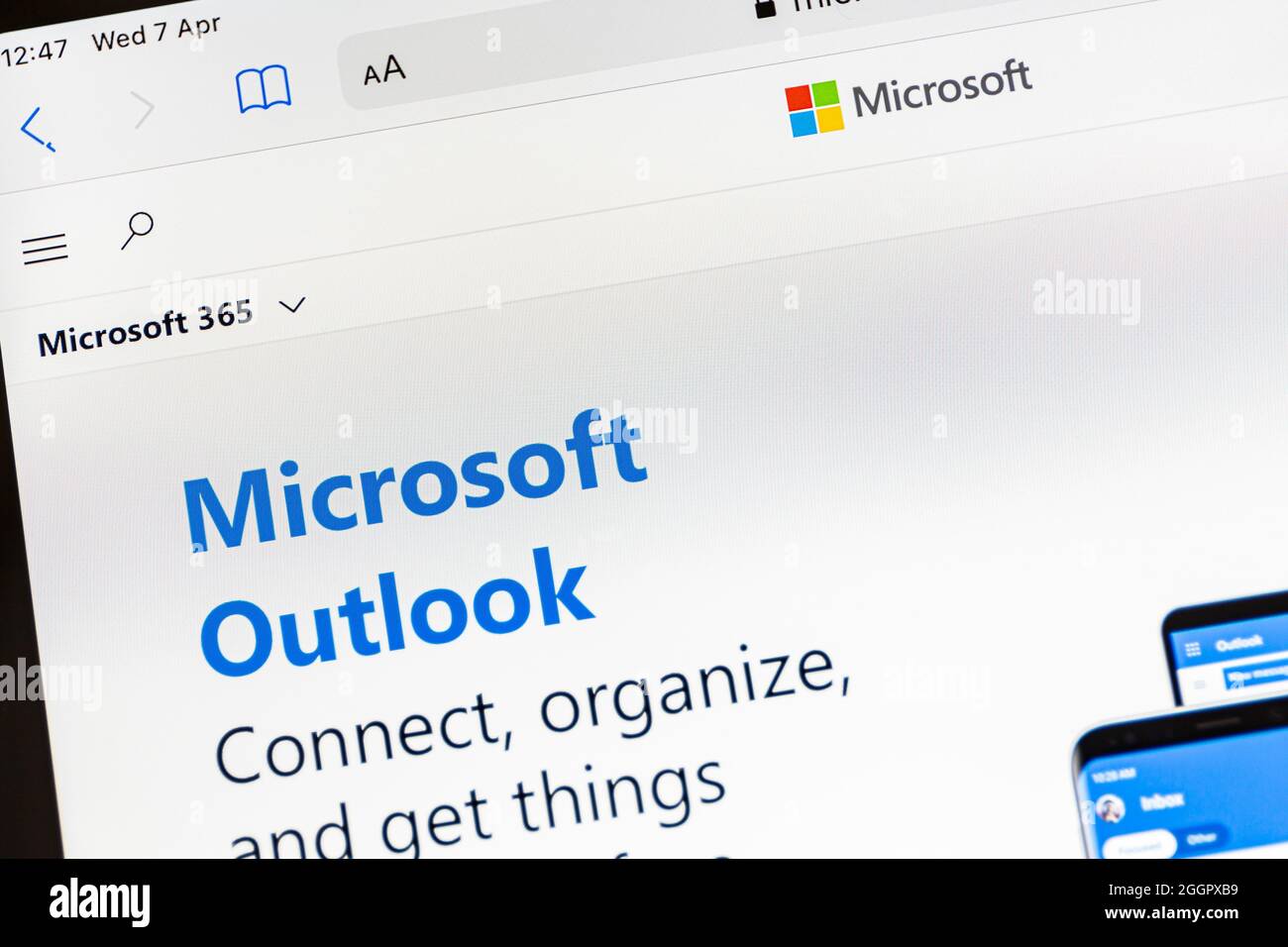Ostersund, Schweden - 7. April 2021: Microsoft Outlook-Website auf einem Tablet. Microsoft Outlook ist ein persönlicher Informationsmanager von Microsoft. Stockfoto