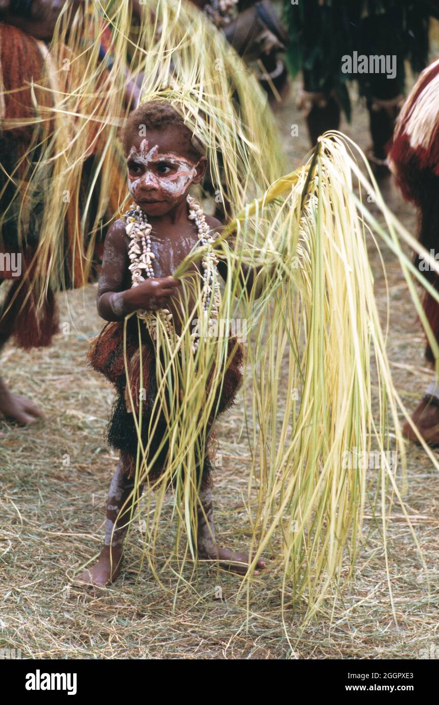 Papua-Neuguinea. Sepik River. Krokodilfest. Kleiner Junge in traditioneller Kleidung. Stockfoto