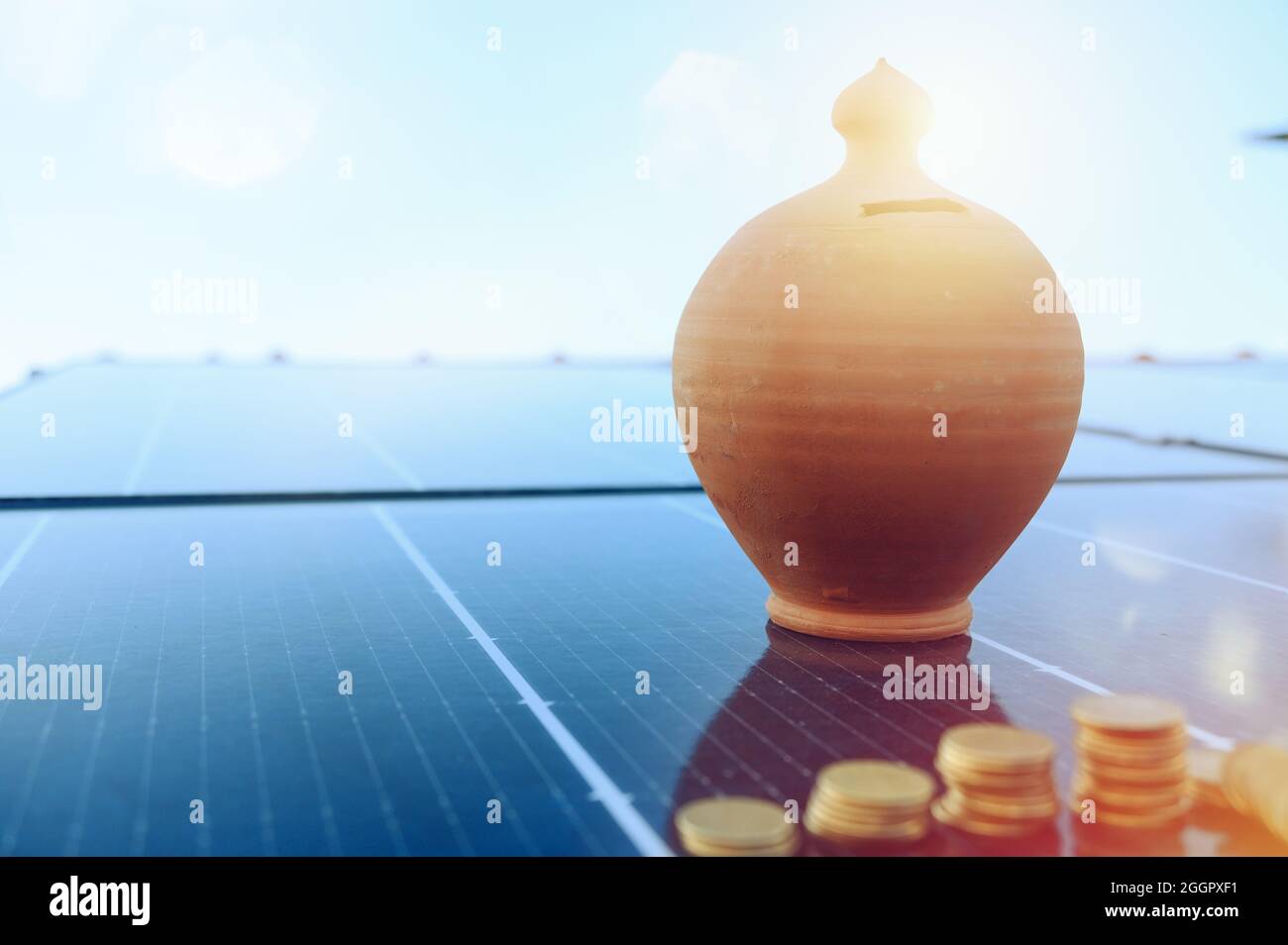 Geld gesparten durch den Einsatz von Energie mit Solarpanel Stockfoto