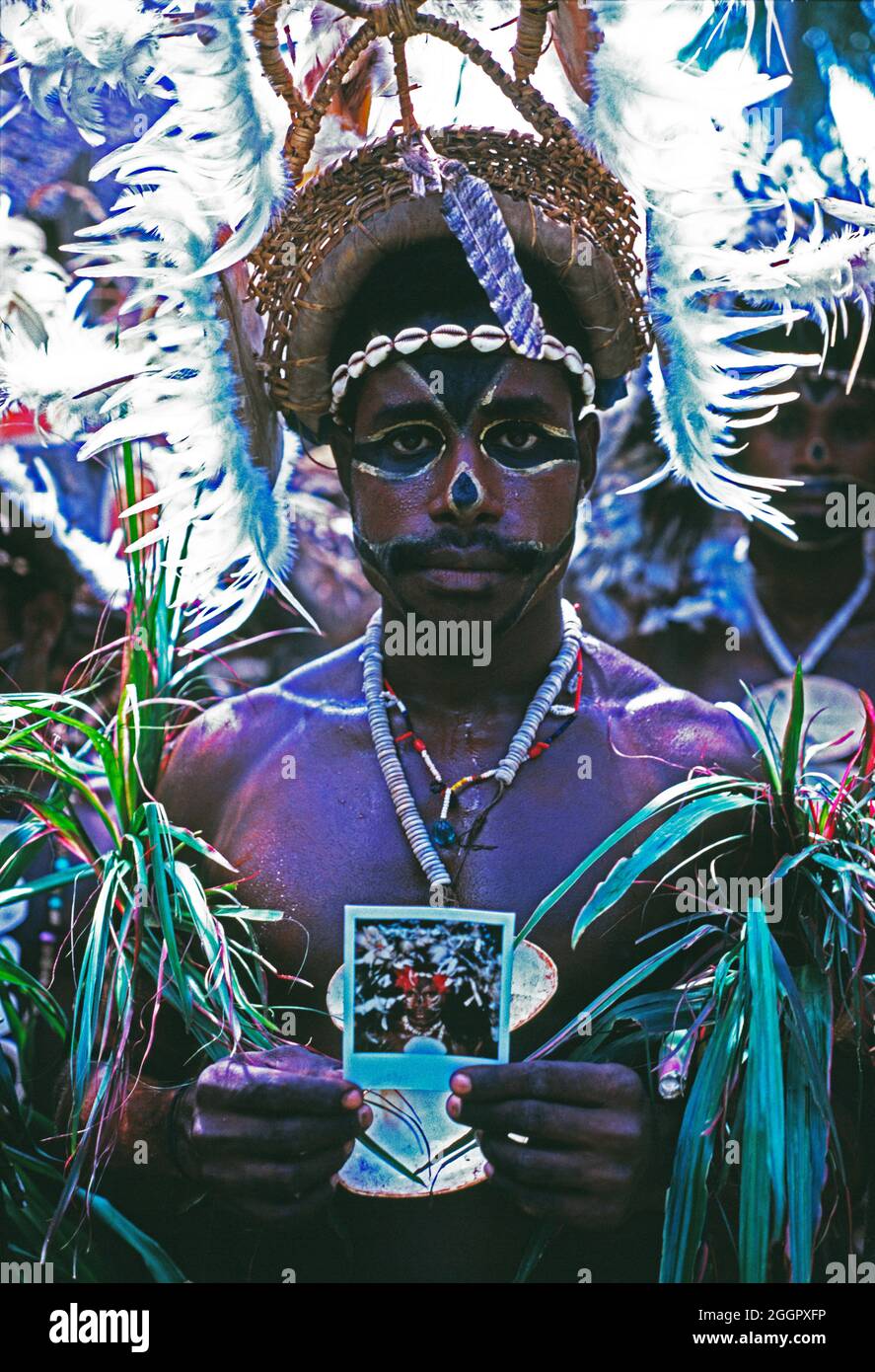 Papua-Neuguinea. Sepik River. Krokodilfest. Einheimischer Mann in traditioneller Kleidung. Stockfoto