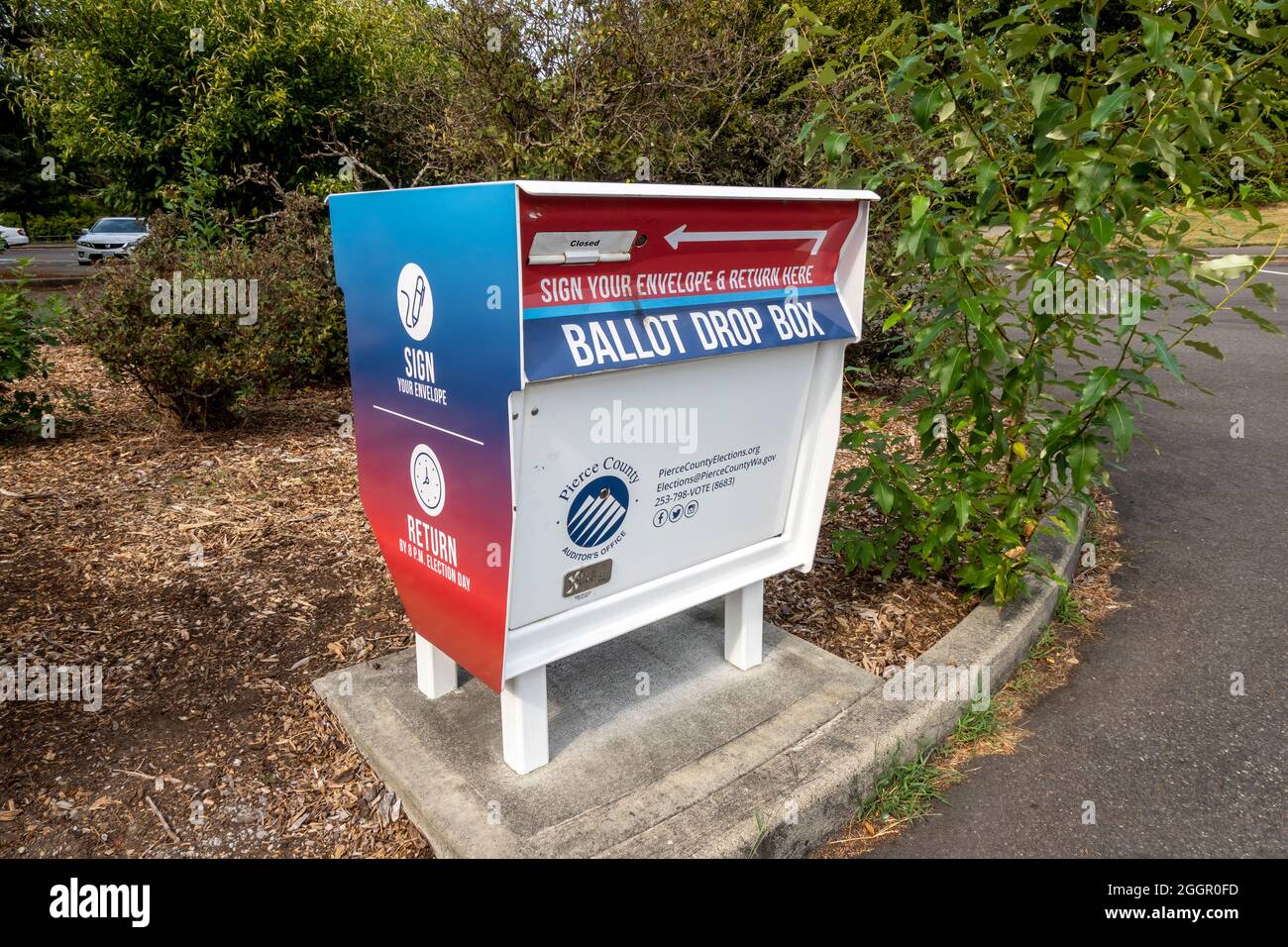 Tacoma, WA USA - ca. August 2021: Nahaufnahme einer Wahlurne vor einer Polizeistation im Stadtzentrum von Tacoma. Stockfoto