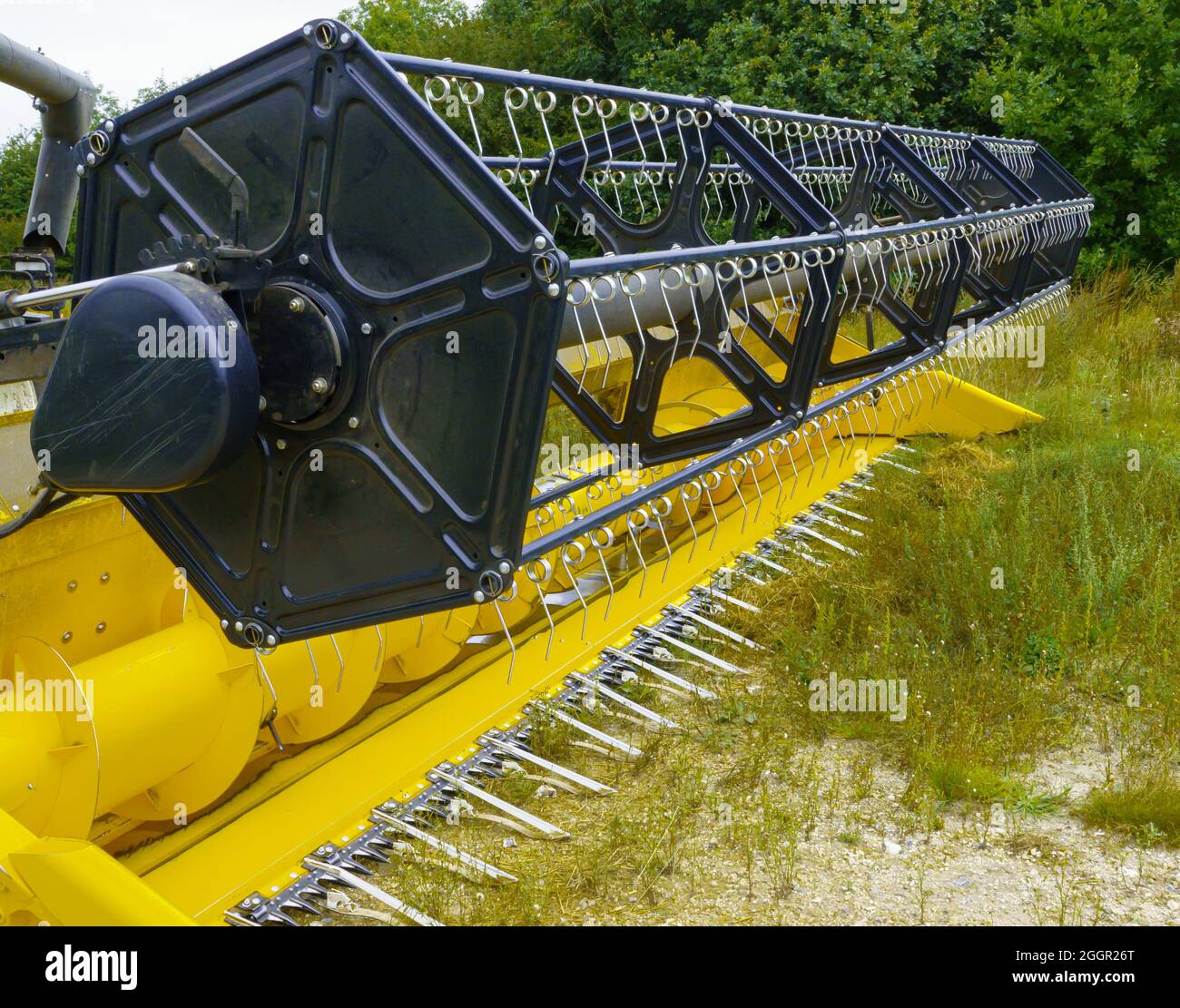 Der neue Holland 720CG-Schneidwerk mit hoher Kapazität, 24 m, wurde vom CX8.70 Stufe V-Mähdrescher in Salisbury Plain Wiltshire UK abgetrennt Stockfoto