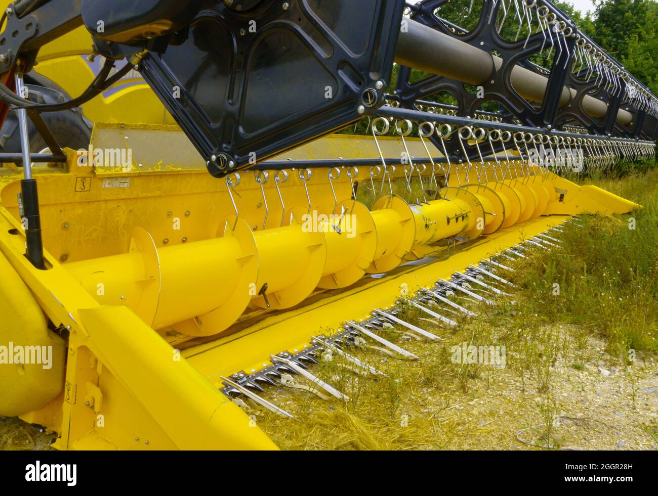 Der neue Holland 720CG-Schneidwerk mit hoher Kapazität, 24 m, wurde vom CX8.70 Stufe V-Mähdrescher in Salisbury Plain Wiltshire UK abgetrennt Stockfoto