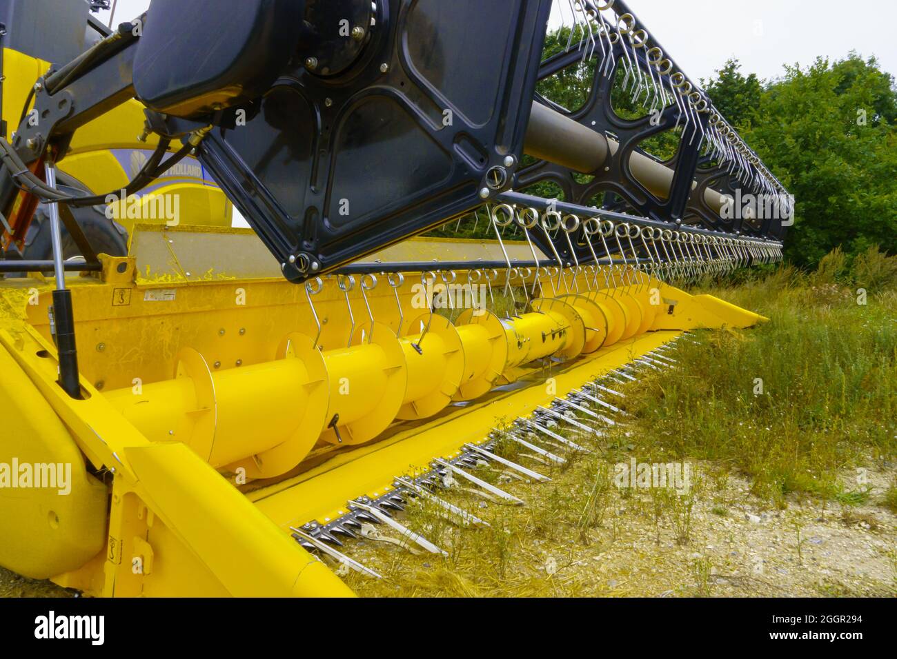 Der neue Holland 720CG-Schneidwerk mit hoher Kapazität, 24 m, wurde vom CX8.70 Stufe V-Mähdrescher in Salisbury Plain Wiltshire UK abgetrennt Stockfoto