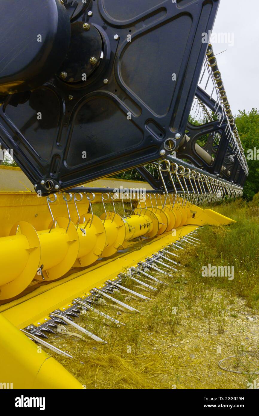 Der neue Holland 720CG-Schneidwerk mit hoher Kapazität, 24 m, wurde vom CX8.70 Stufe V-Mähdrescher in Salisbury Plain Wiltshire UK abgetrennt Stockfoto