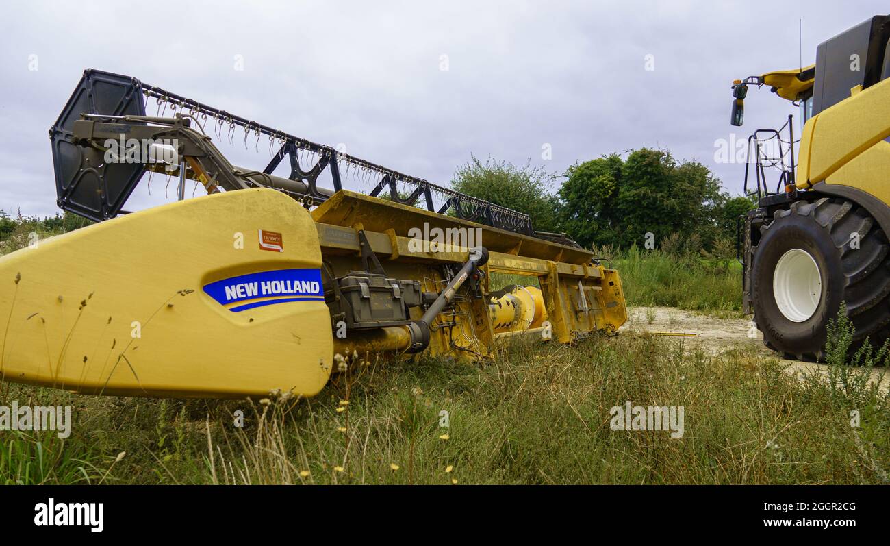 Der neue Holland 720CG-Schneidwerk mit hoher Kapazität, 24 m, wurde vom CX8.70 Stufe V-Mähdrescher in Salisbury Plain Wiltshire UK abgetrennt Stockfoto