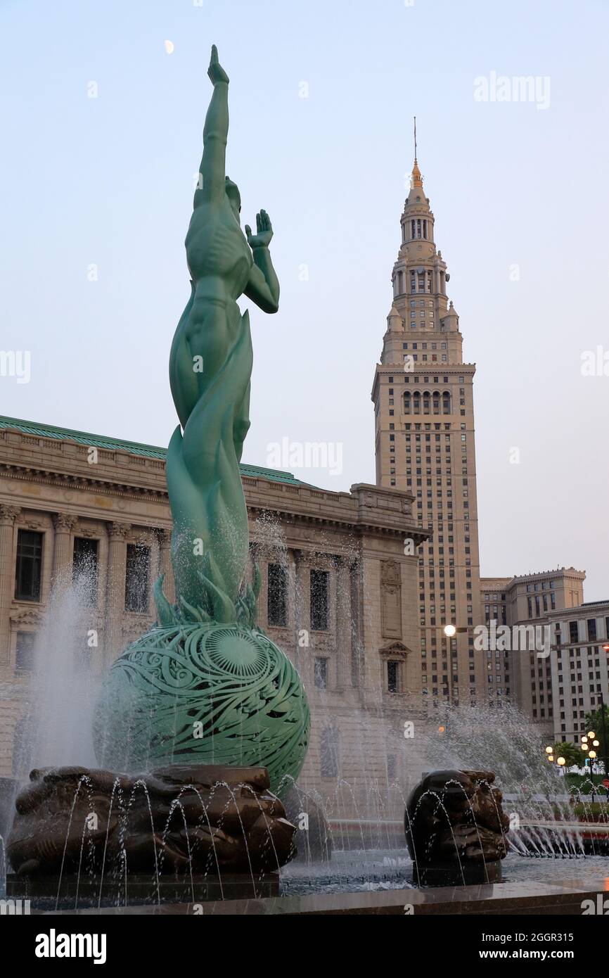 Die Statue des Fountain of Eternal Life in Veterans Memorial Plaza der Cleveland Mall mit Terminal Tower im Hintergrund.Downtown Cleveland.Ohio.USA Stockfoto