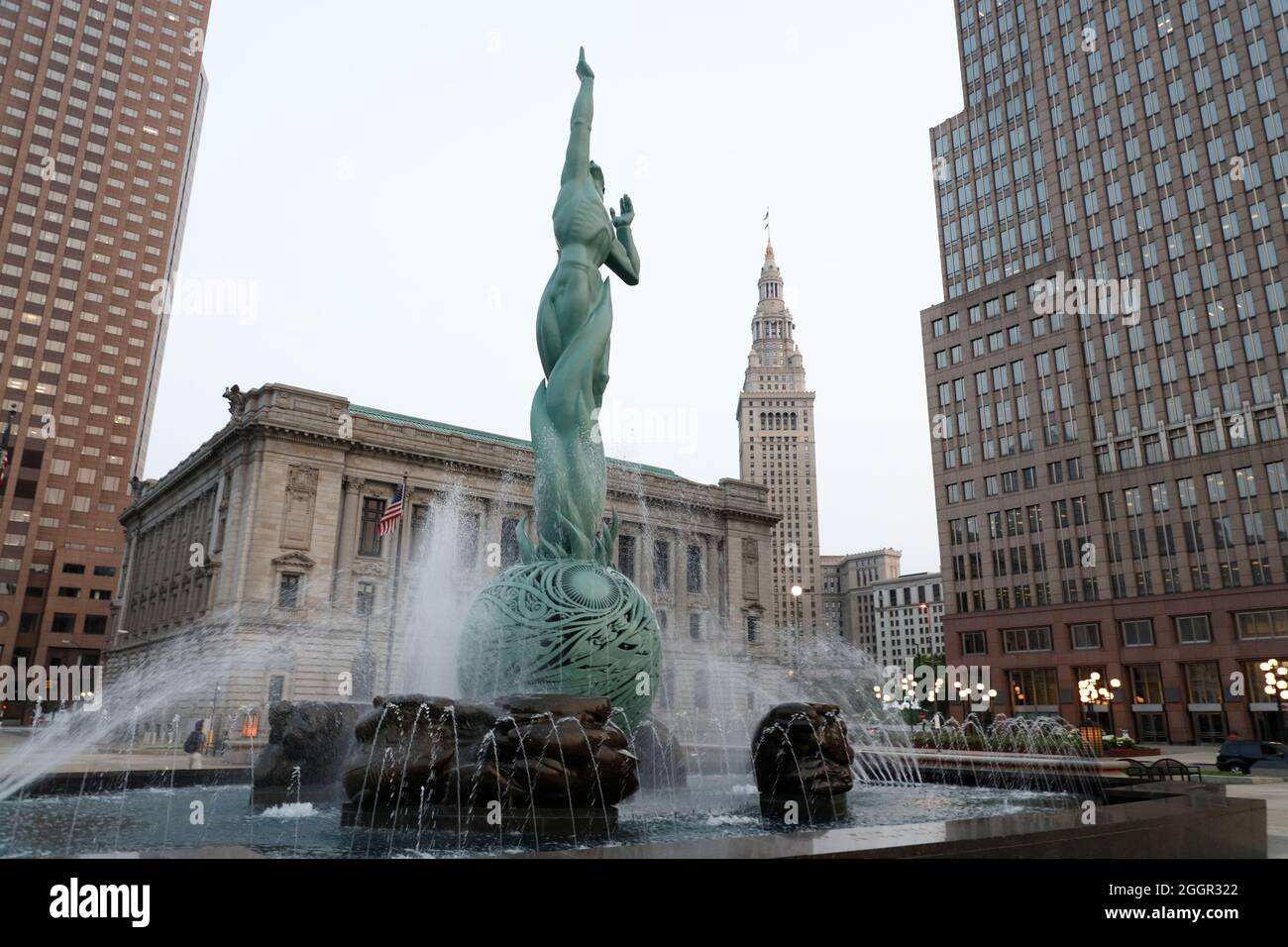 Die Statue des Fountain of Eternal Life in Veterans Memorial Plaza der Cleveland Mall mit Terminal Tower im Hintergrund.Downtown Cleveland.Ohio.USA Stockfoto