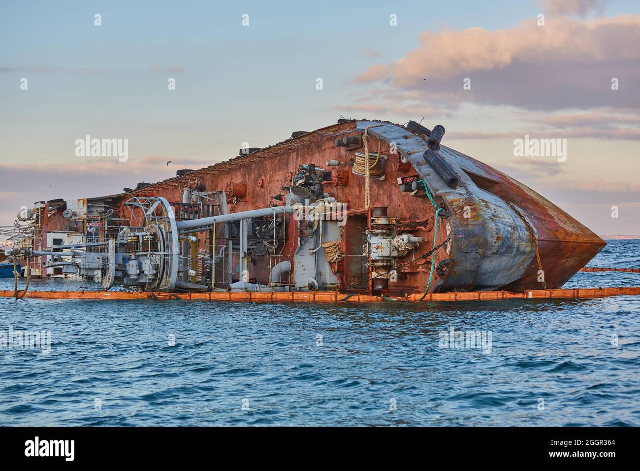 Versunkener Tanker. Tanker Bunker warf Sturm an Land. Der Tanker liegt auf seiner Seite. Unfall mit Tanker Stockfoto