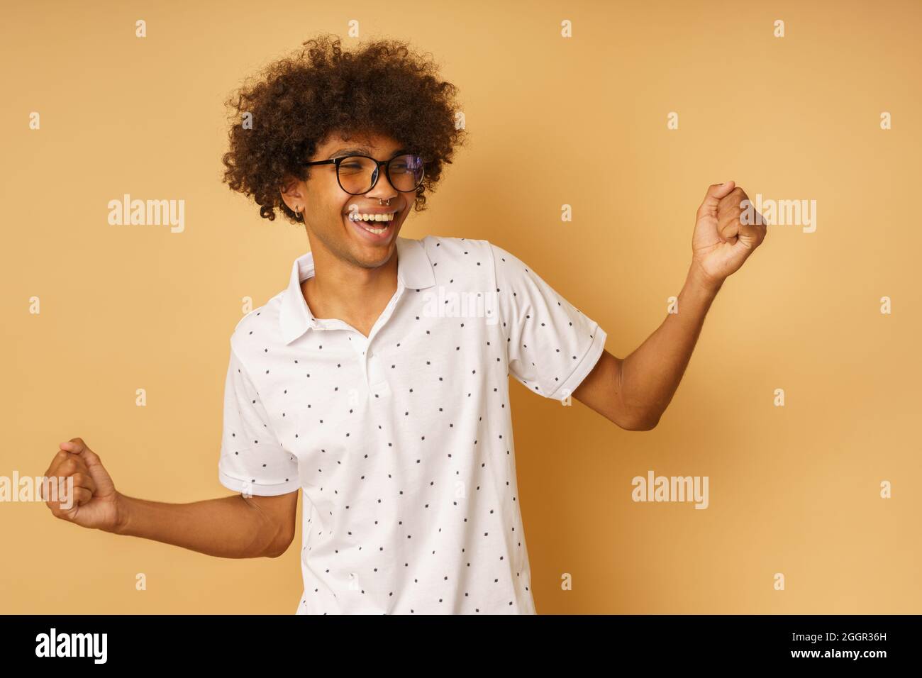 Glücklicher Afro-Mann macht die Siegesgeste Stockfoto