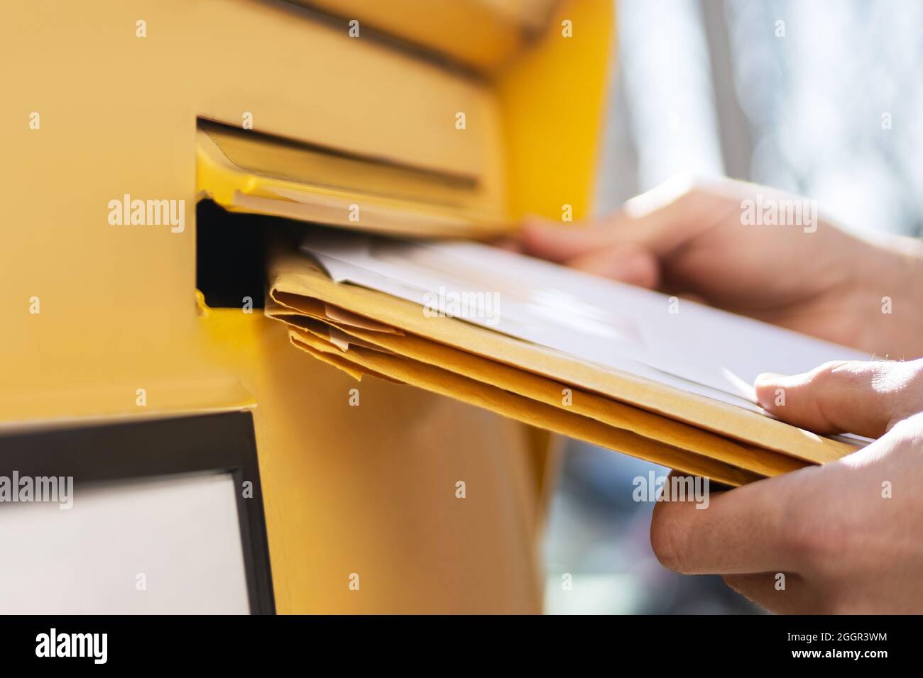 Briefumschlag Postzustellung Im Postfach. Postbote Stockfoto