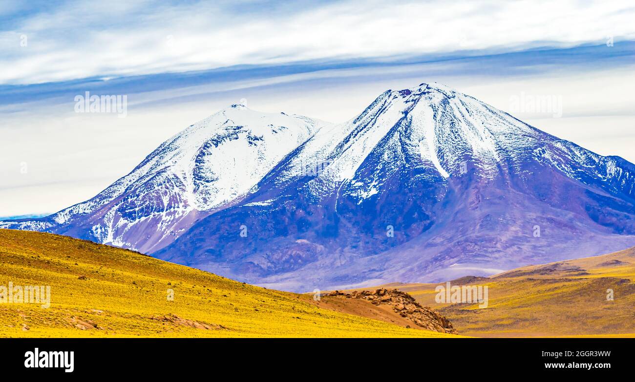 Vulkane Licancabur und Juriques an der Grenze zu Bolivien und Chile Stockfoto