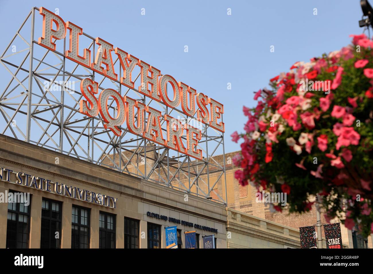 Großes Zeichen des Playhouse Square über einem Gebäude mit Blumen im Vordergrund.Euclid Avenue in Playhouse Square.Downtown Cleveland.Ohio.USA Stockfoto