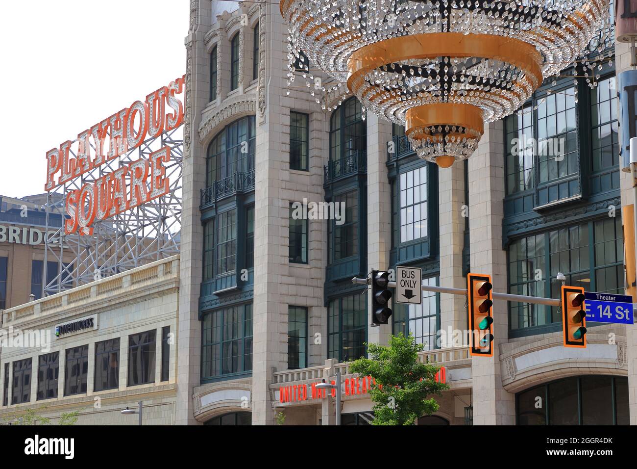 Der riesige Kronleuchter, der über der Euclid Avenue am Playhouse Square hängt, mit dem Schild Playhouse Square im Hintergrund.Cleveland.Ohio.USA Stockfoto