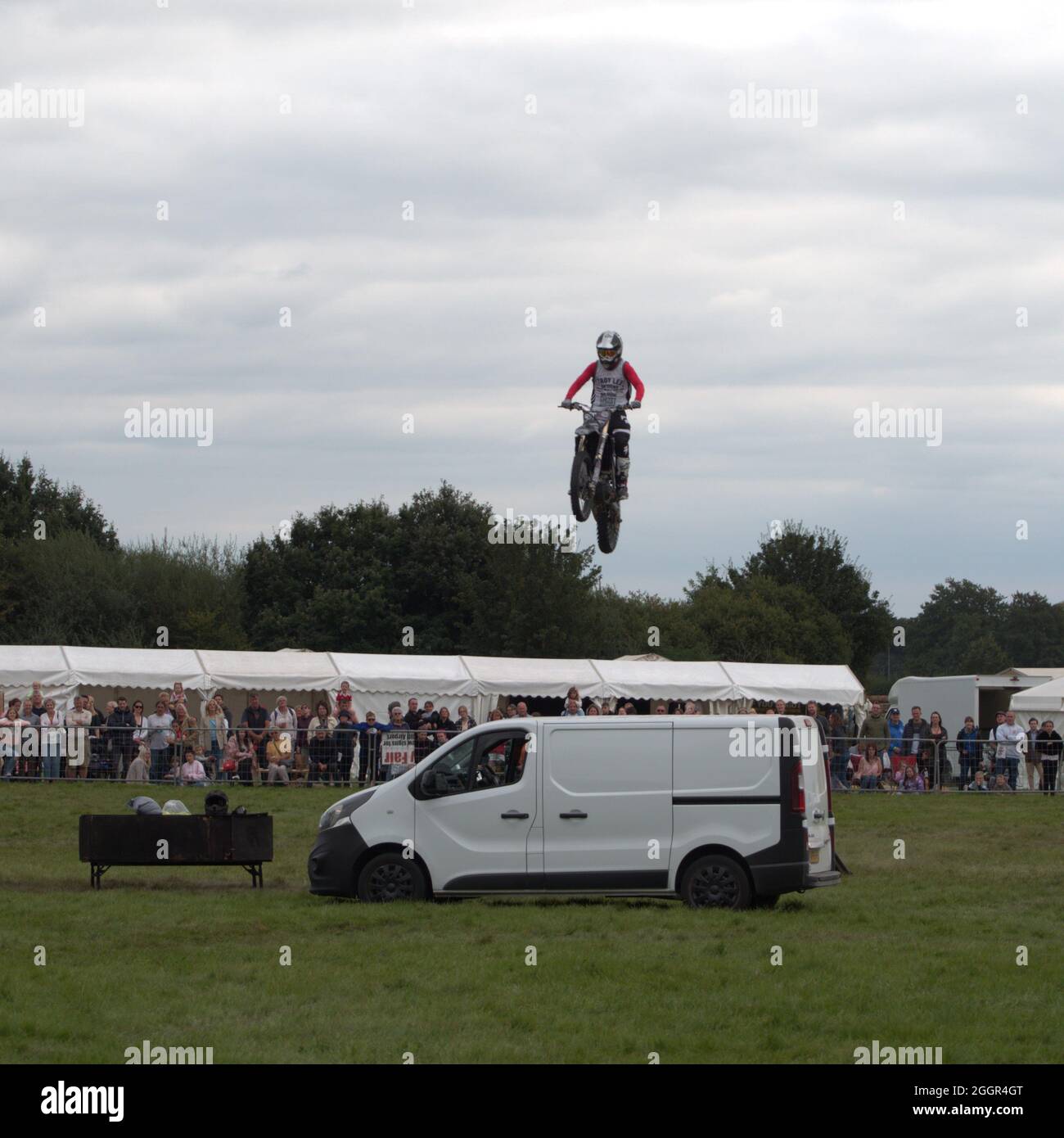 Das Stannage Stunt Team zeigt der Menge, wie man auf der „The Heshire Game and Country Fair“ über einen weißen Van springt Stockfoto