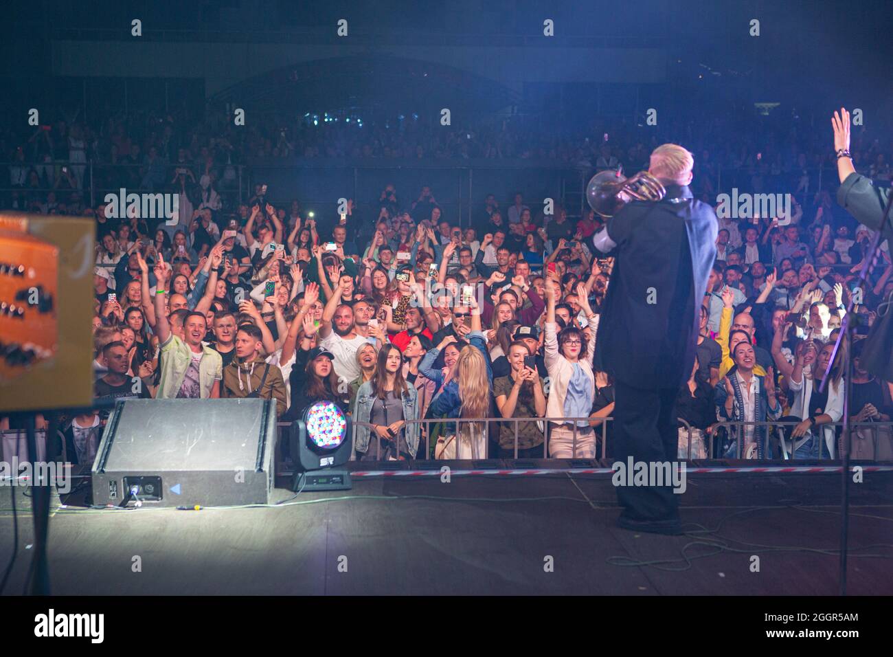 Odessa, Ukraine 11. Juli 2019: Viele Zuschauer beim Konzert. Menge von Besuchern zum Konzert hat Spaß und schießt, was auf Smartphones passiert. Lüfter bei c Stockfoto