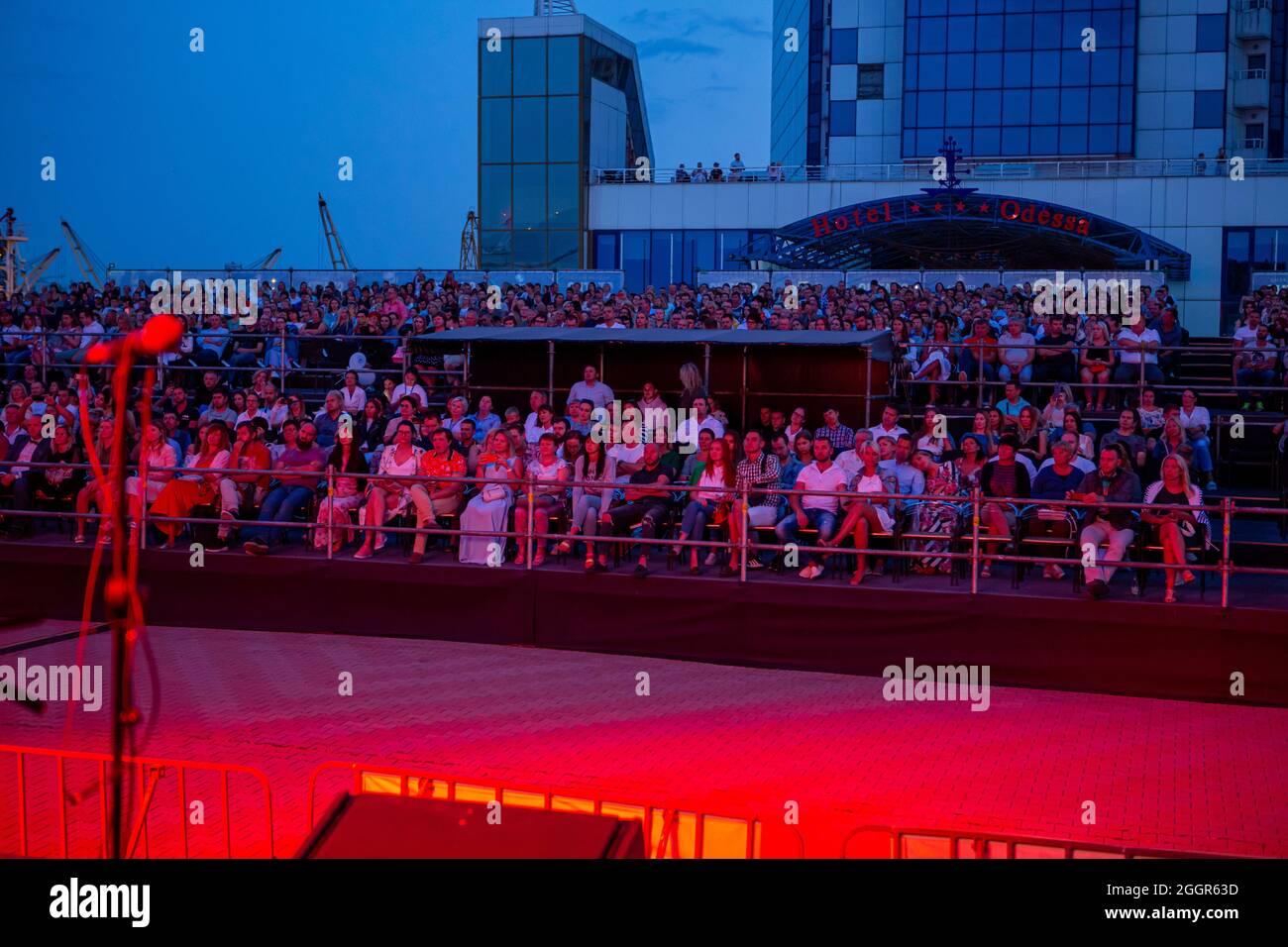 Odessa, Ukraine 17. Juli 2019: Viele Zuschauer beim Konzert. Menge von Besuchern zum Konzert hat Spaß und schießt, was auf Smartphones passiert. Lüfter bei c Stockfoto