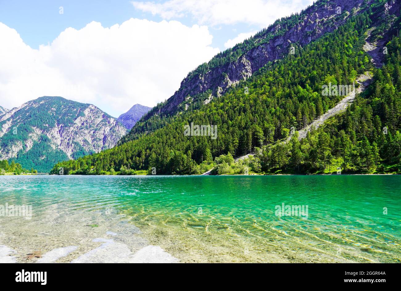 Landschaft am Plansee in Tirol, Österreich. Türkisfarbener See mit umliegender Landschaft und Bergen. Stockfoto