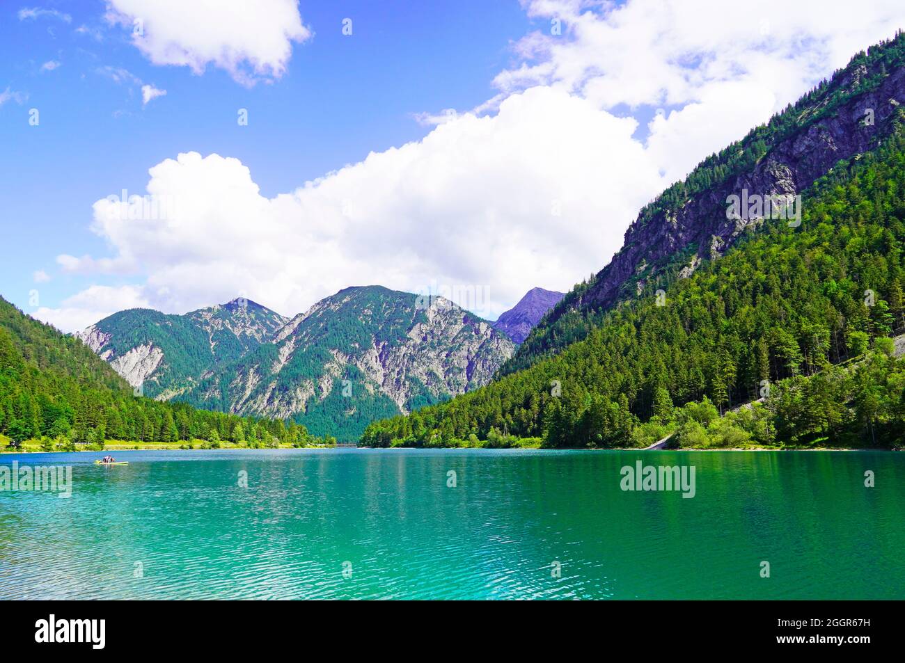 Landschaft am Plansee in Tirol, Österreich. Türkisfarbener See mit umliegender Landschaft und Bergen. Stockfoto