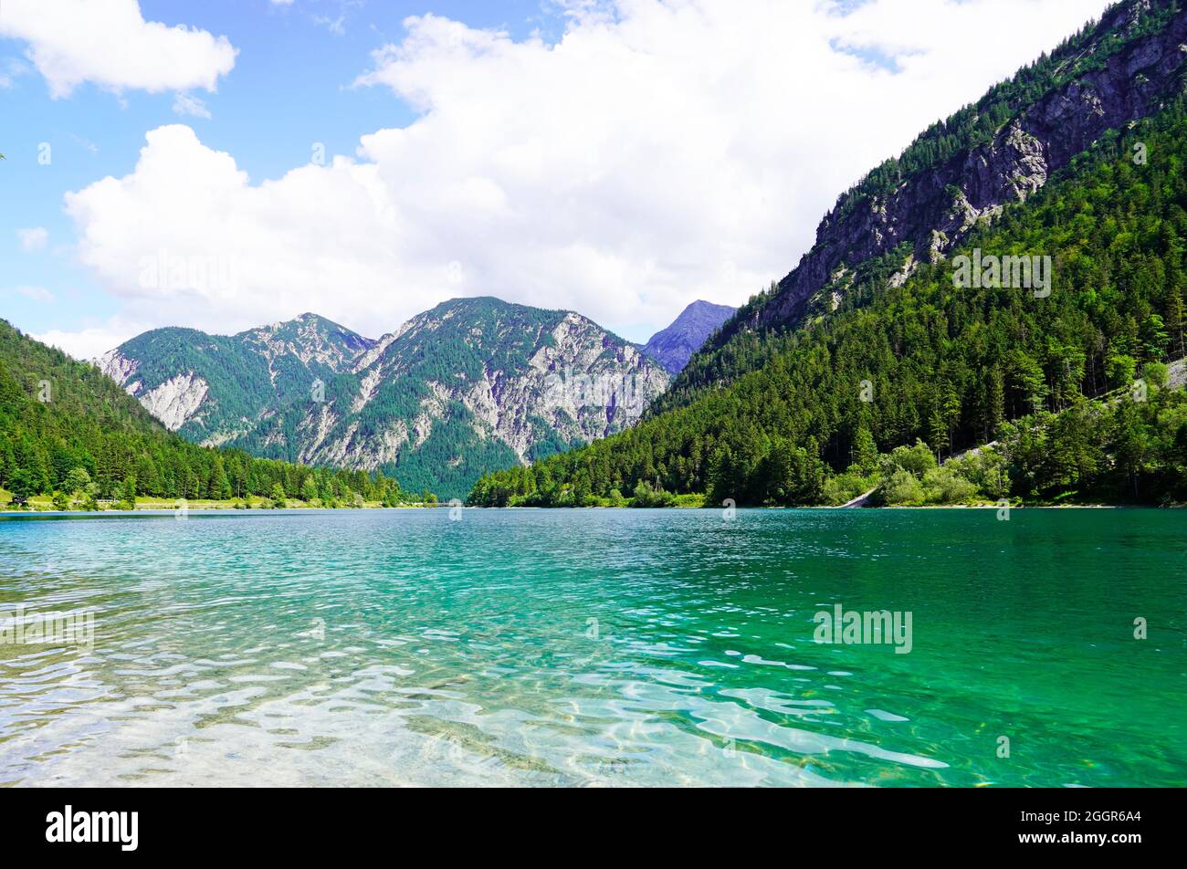 Landschaft am Plansee in Tirol, Österreich. Türkisfarbener See mit umliegender Landschaft und Bergen. Stockfoto