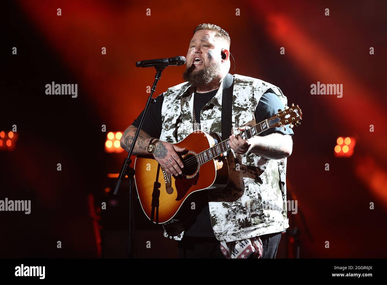 Hamburg, Deutschland. September 2021. Während der Verleihung des Deutschen Radiopreises ist Sänger und Musiker Rag 'n' Bone man auf der Bühne und singt. Der Preis des Deutschen Rundfunks wird in zehn Kategorien vergeben. Es ist nicht ausgestattet. Quelle: Christian Charisius/dpa Pool/dpa/Alamy Live News Stockfoto