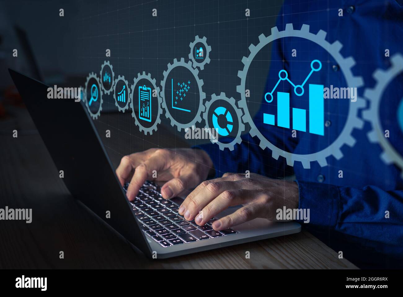 Data Science Analyst, der mit Statistiken arbeitet und am Computer berichtet. Konzept mit Symbolen von Diagrammen und Grafiken verbunden. Unternehmensanalyseberater A Stockfoto