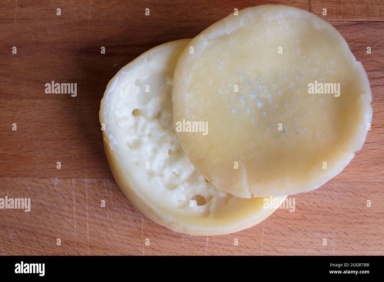 Draufsicht auf Schafskäse von Azeitao, einem cremigen und halbweichen portugiesischen Käse Stockfoto