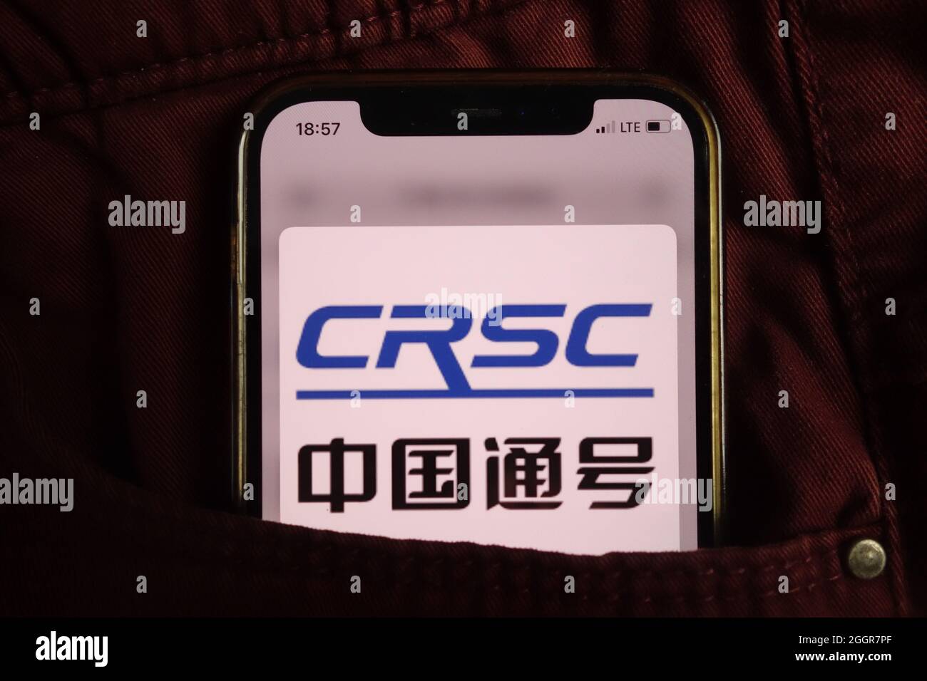 KONSKIE, POLEN - 17. August 2021: China Railway Signal and Communication CRSC-Logo auf dem Mobiltelefon, versteckt in der Jeanentasche Stockfoto