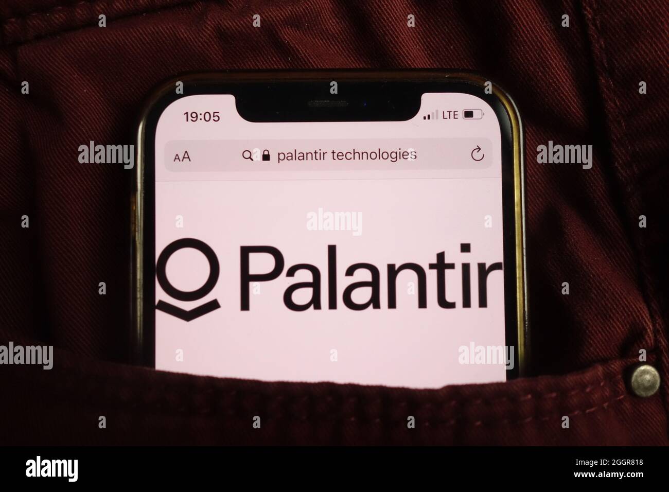 KONSKIE, POLEN - 17. August 2021: Das Logo von Palantir Technologies Inc. Wird auf dem Mobiltelefon in der Jeanstasche versteckt angezeigt Stockfoto