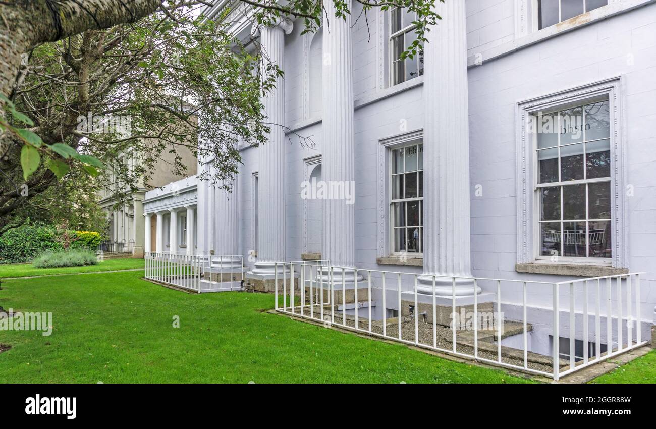 6-7 Harcourt Terrace, Dublin, Irland, ein im palladianischen Stil erbautes Bürogebäude im Regency-Stil, das derzeit an BHSM Solicitors vermieten wird. Stockfoto