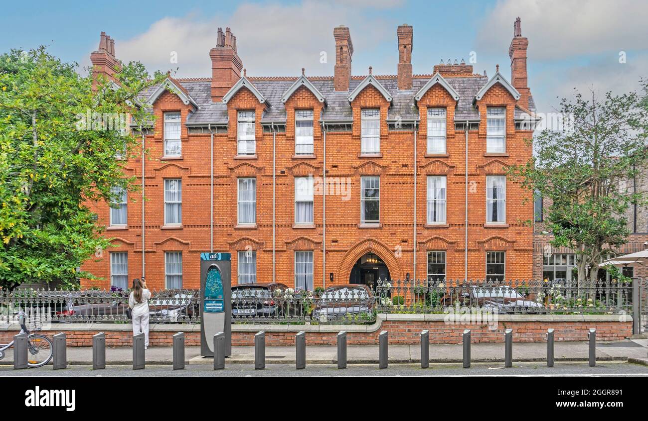 Das Wilder Hotel in Harcourt Terrace in Dublin, Irland. Ein Stadthaushotel im Boutique-Stil. Renoviert und 2019 wiedereröffnet. Gebaut in c1878. Stockfoto