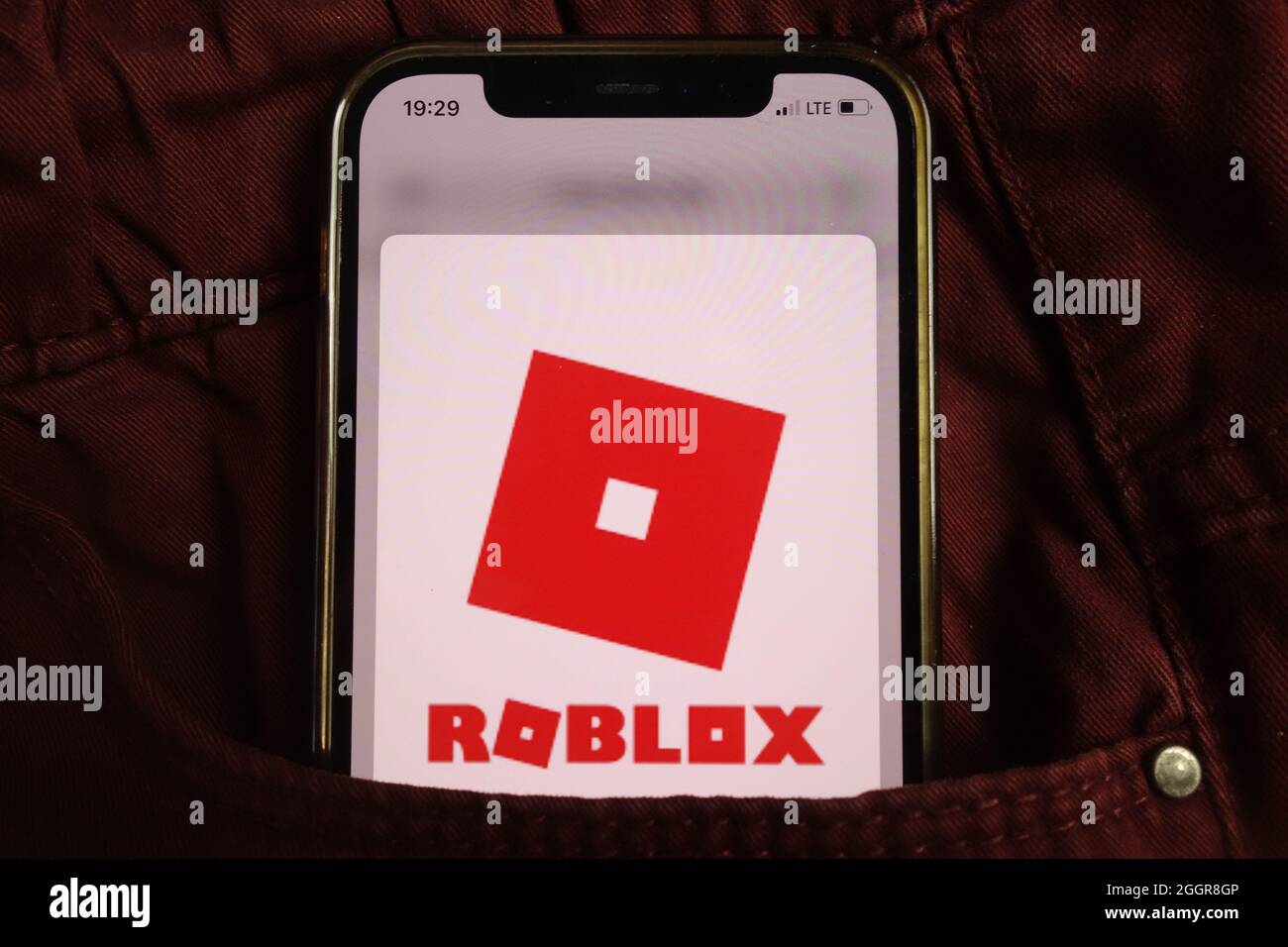 KONSKIE, POLEN - 17. August 2021: Logo der Roblox Online-Spielplattform auf dem Mobiltelefon, versteckt in der Jeanstasche Stockfoto