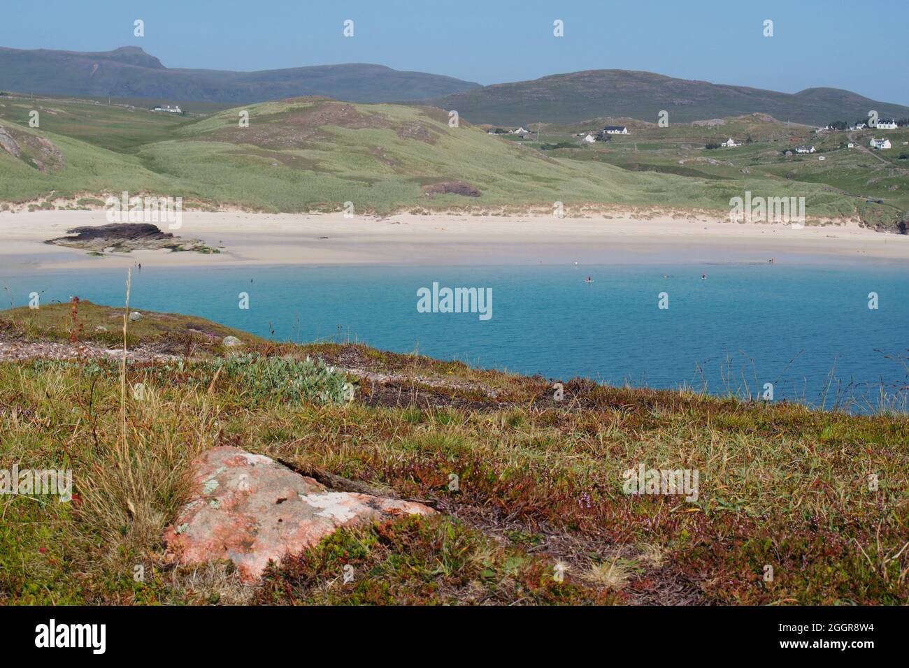 Ein Blick zurück auf Oldshoremore Beach, Kinlochbervie, Schottland, von einer Landzunge im Meer an einem hellen, heißen, sonnigen Tag Stockfoto