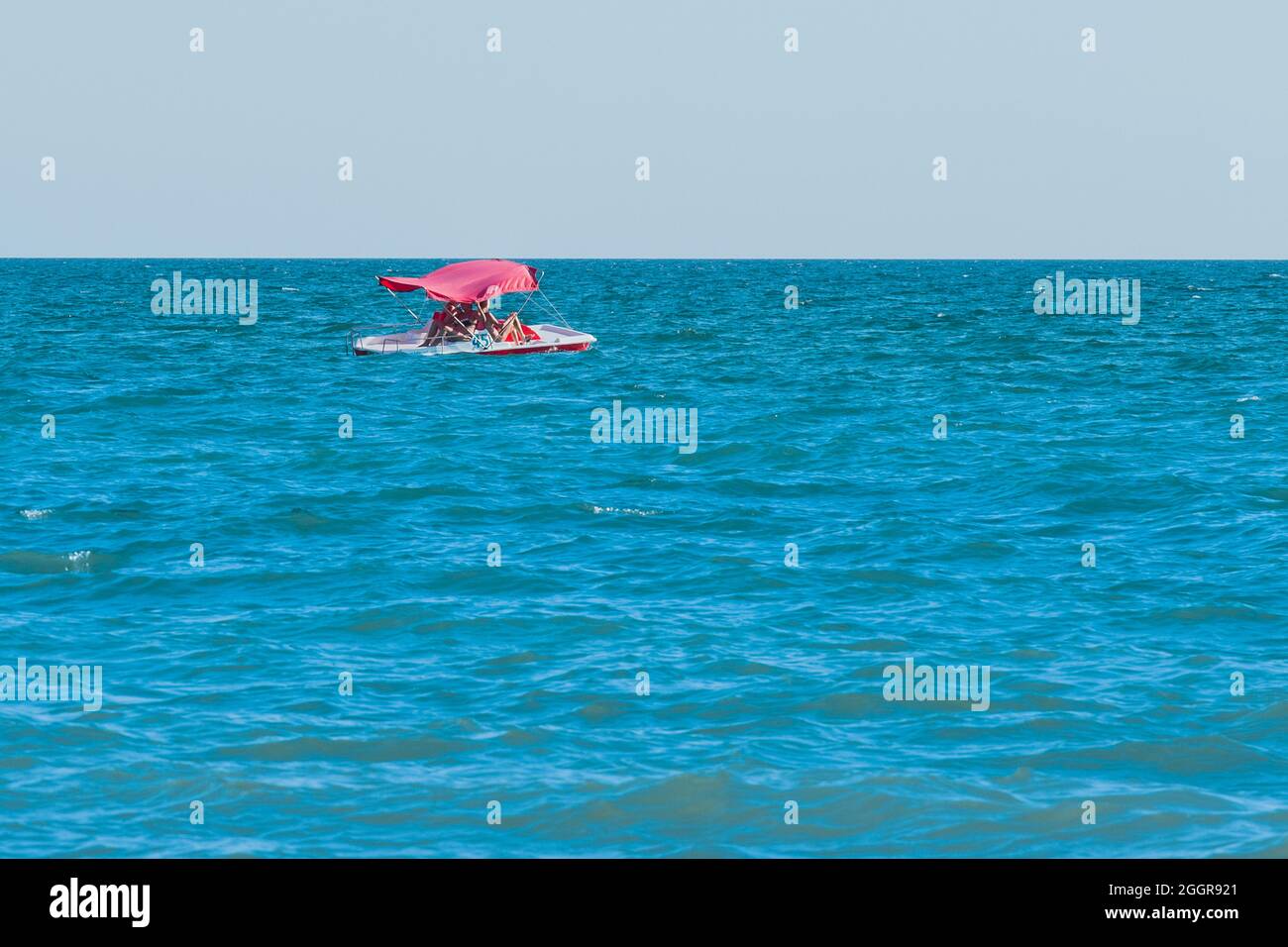 Ukraine, Iron Port - 25. August 2020: Zwei Erwachsene Frauen, die Urlaub machen, fahren mit einem Wasserrad-Katamaran auf dem blauen Meer. Stockfoto