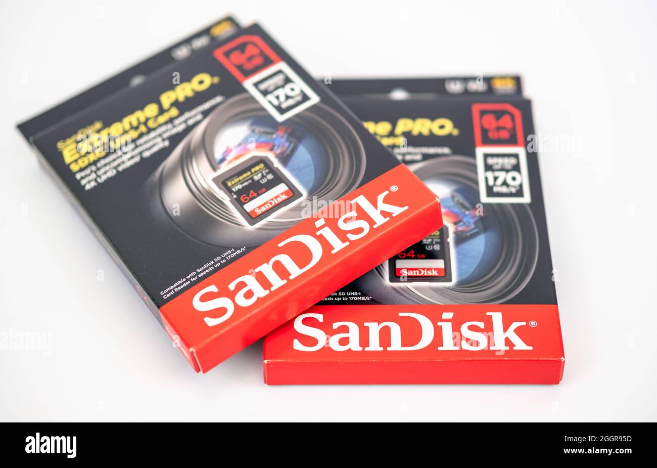 SanDisk-Logos auf den Verpackungen mit EXTREME pro 64 GB SD-Speicherkarten. Selektiver Fokus. Stafford, 2. September 2021 Stockfoto