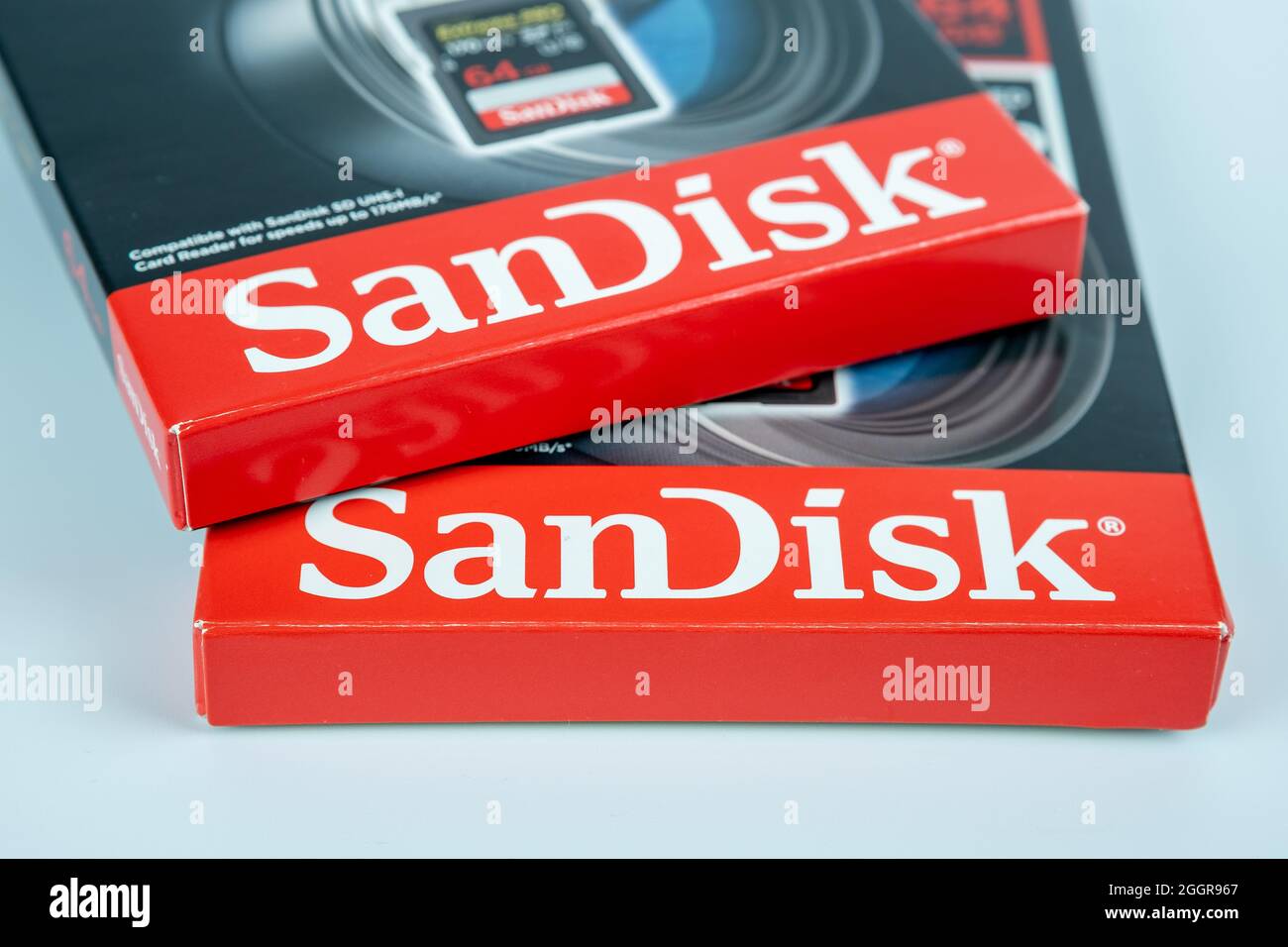 SanDisk-Logos auf den Verpackungen mit EXTREME pro 64 GB SD-Speicherkarten. Selektiver Fokus. Stafford, 2. September 2021 Stockfoto
