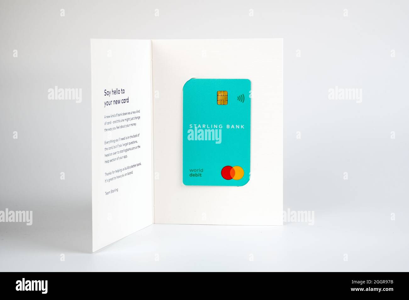 Starling Bank Debitkarte im Umschlag, der per Post erhalten wurde. Mobile App-basierte Bank. Stafford, Großbritannien, 2. September 2021. Stockfoto