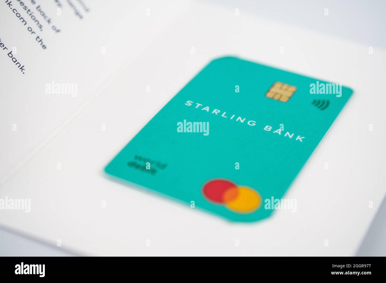 Starling Bank Debitkarte im Umschlag, der per Post erhalten wurde. Mobile App-basierte Bank. Selektiver Fokus. Stafford, Großbritannien, 2. September 2021. Stockfoto