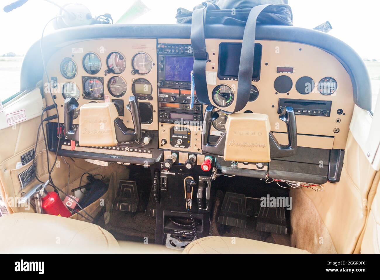 CIUDAD BOLIVAR, VENEZUELA - 16. AUGUST 2015: Cockpit eines kleinen Cessna 210 Centurion-Flugzeugs auf dem Flughafen von Ciudad Bolivar, Venezuela Stockfoto