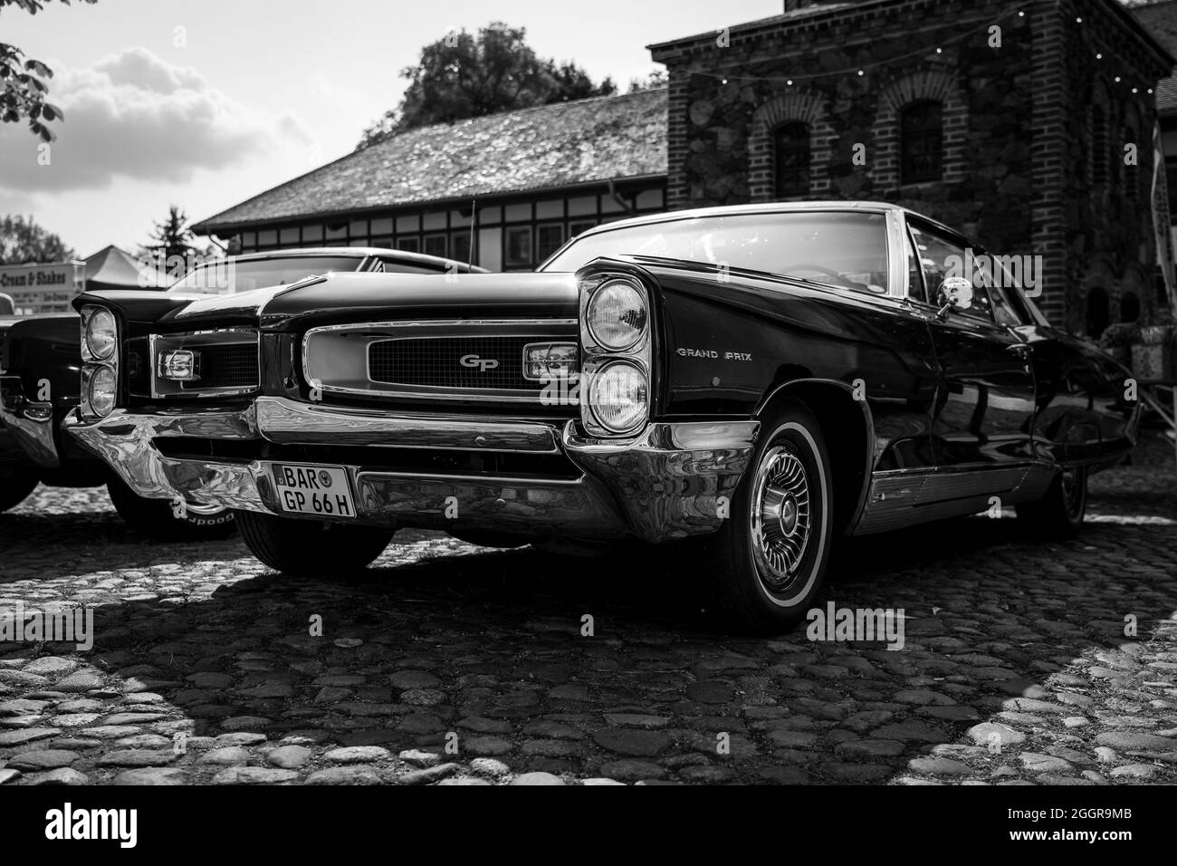 Der persönliche Luxuswagen Pontiac Grand Prix Hardtop Coupe, 1966. Schwarz und Weiß. Die Ausstellung von 'US Car Classics'. Stockfoto
