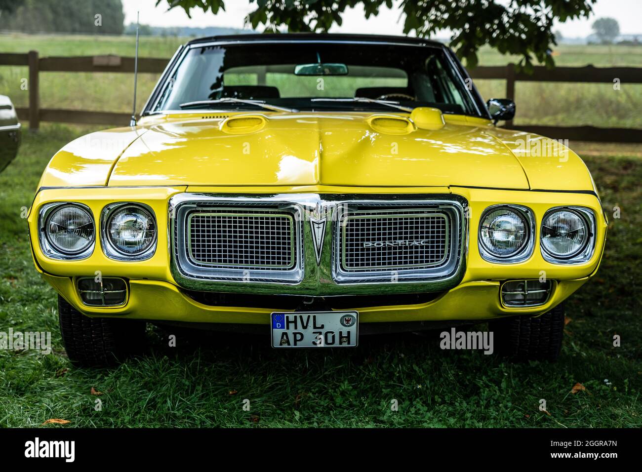 DIEDERSDORF, DEUTSCHLAND - 21. AUGUST 2021: Der Muskelwagen Pontiac Firebird, 1969. Die Ausstellung von 'US Car Classics'. Stockfoto