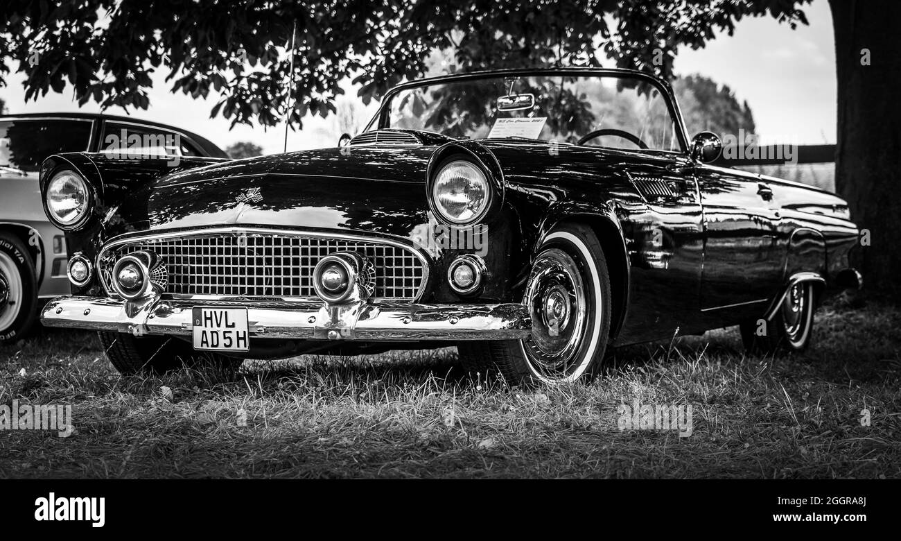 Der persönliche Luxuswagen Ford Thunderbird (erste Generation), 1955. Schwarz und Weiß. Die