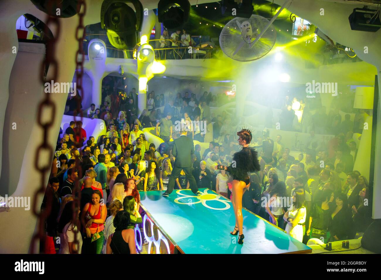 Odessa, Ukraine 24. Mai 2013: Nachtclub dj Party Menschen genießen Musik tanzen Sound mit buntem Licht mit Smoke Machine und Lichtershow. Hände hoch Stockfoto