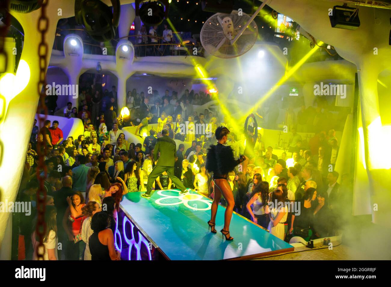 Odessa, Ukraine 24. Mai 2013: Nachtclub dj Party Menschen genießen Musik tanzen Sound mit buntem Licht mit Smoke Machine und Lichtershow. Hände hoch Stockfoto